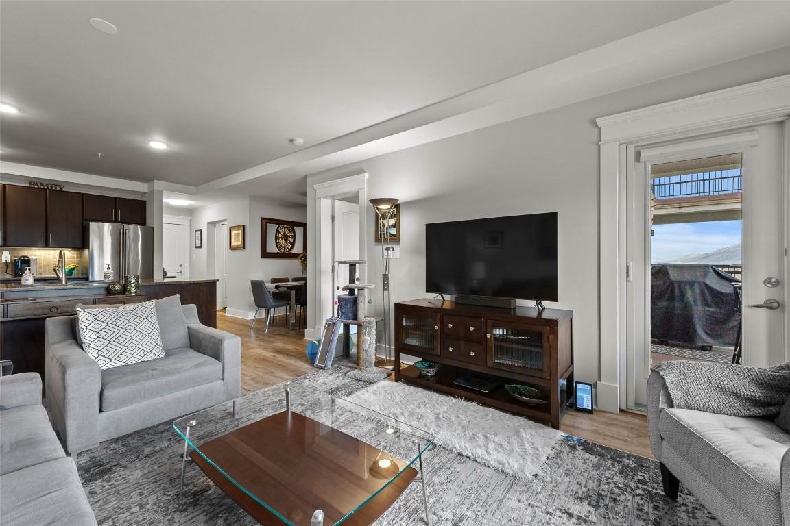 404-975 Victoria Street, Kamloops, BC - Indoor Photo Showing Living Room