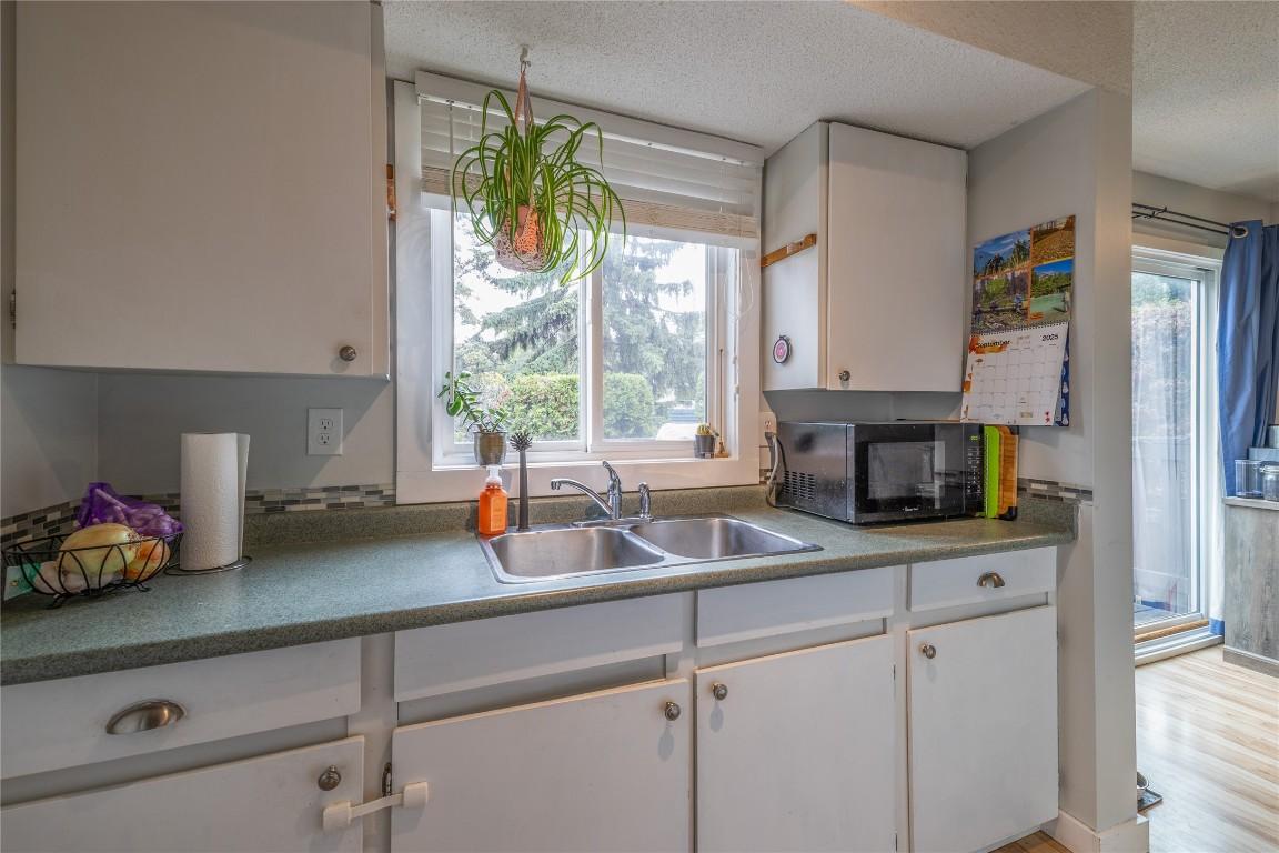 75-1605 Summit Drive, Kamloops, BC - Indoor Photo Showing Kitchen With Double Sink