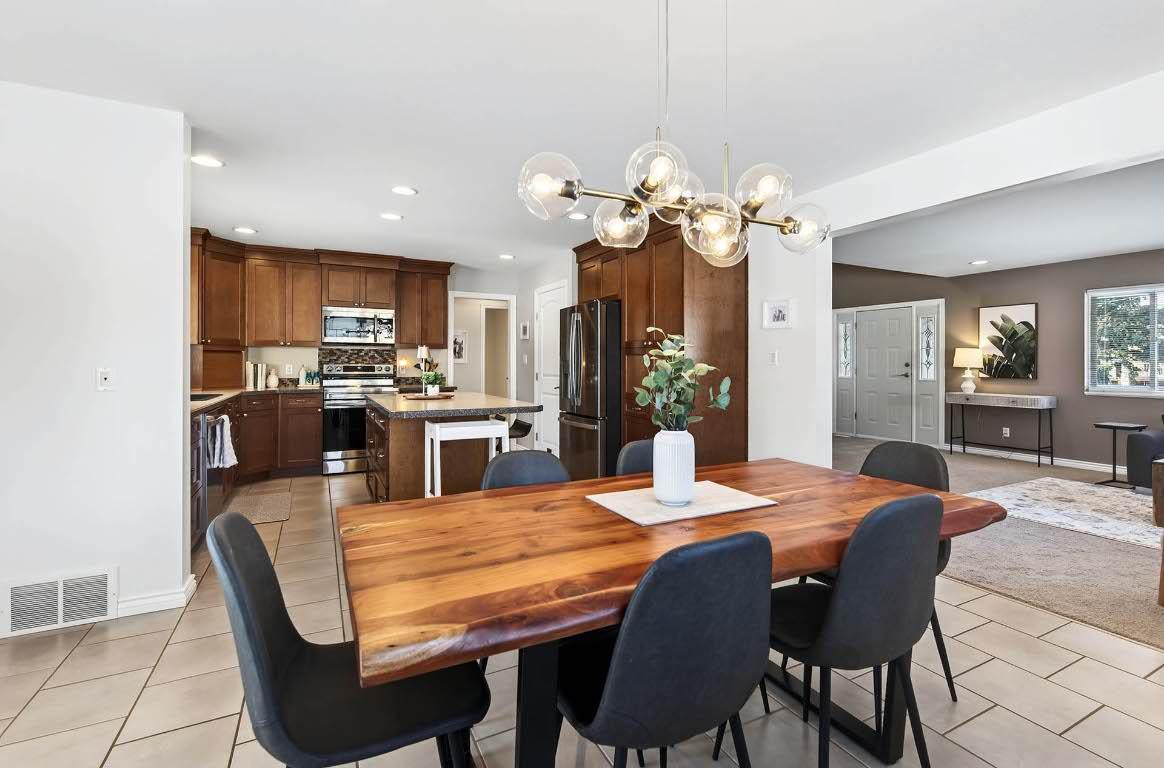 370 Wyndhaven Place, Clearwater, BC - Indoor Photo Showing Dining Room