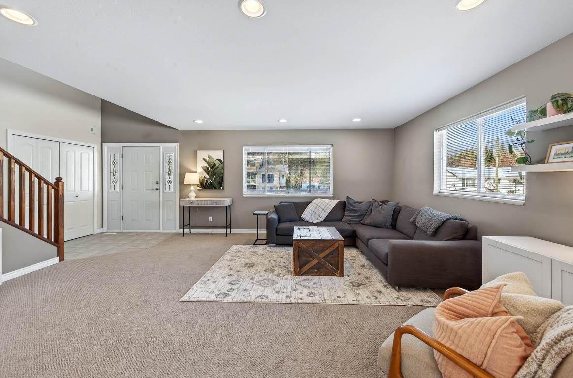 370 Wyndhaven Place, Clearwater, BC - Indoor Photo Showing Living Room