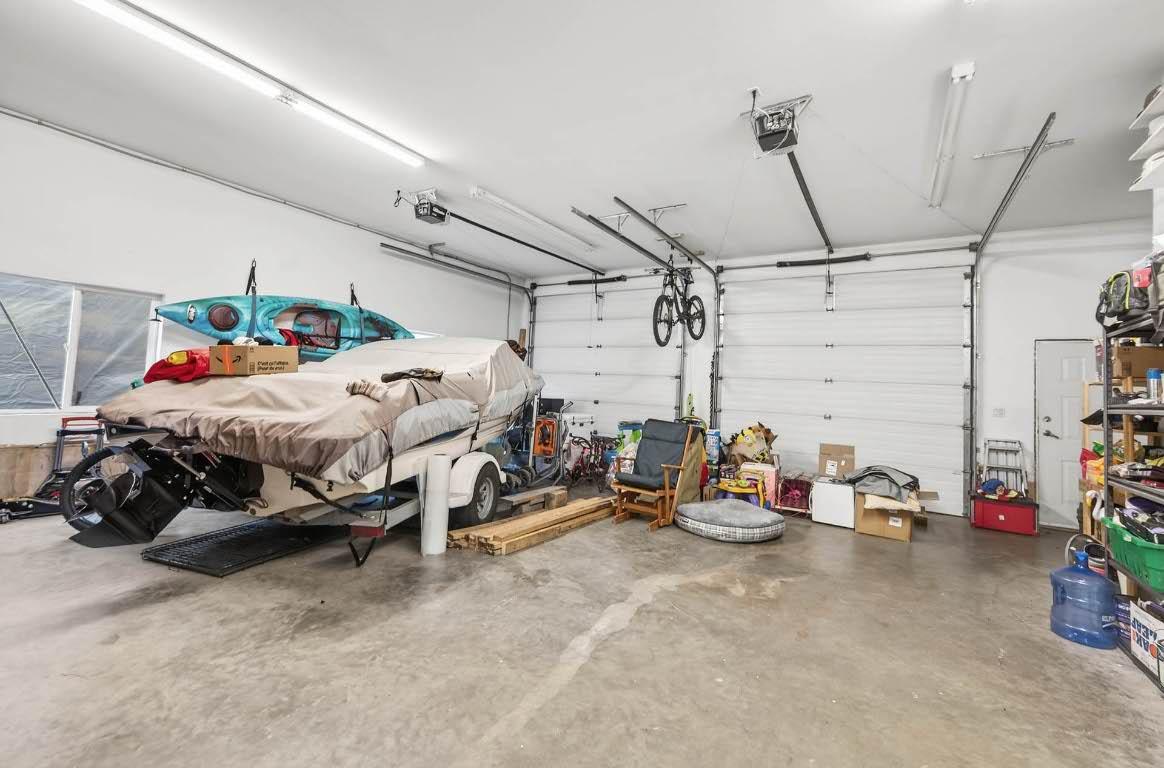 370 Wyndhaven Place, Clearwater, BC - Indoor Photo Showing Garage