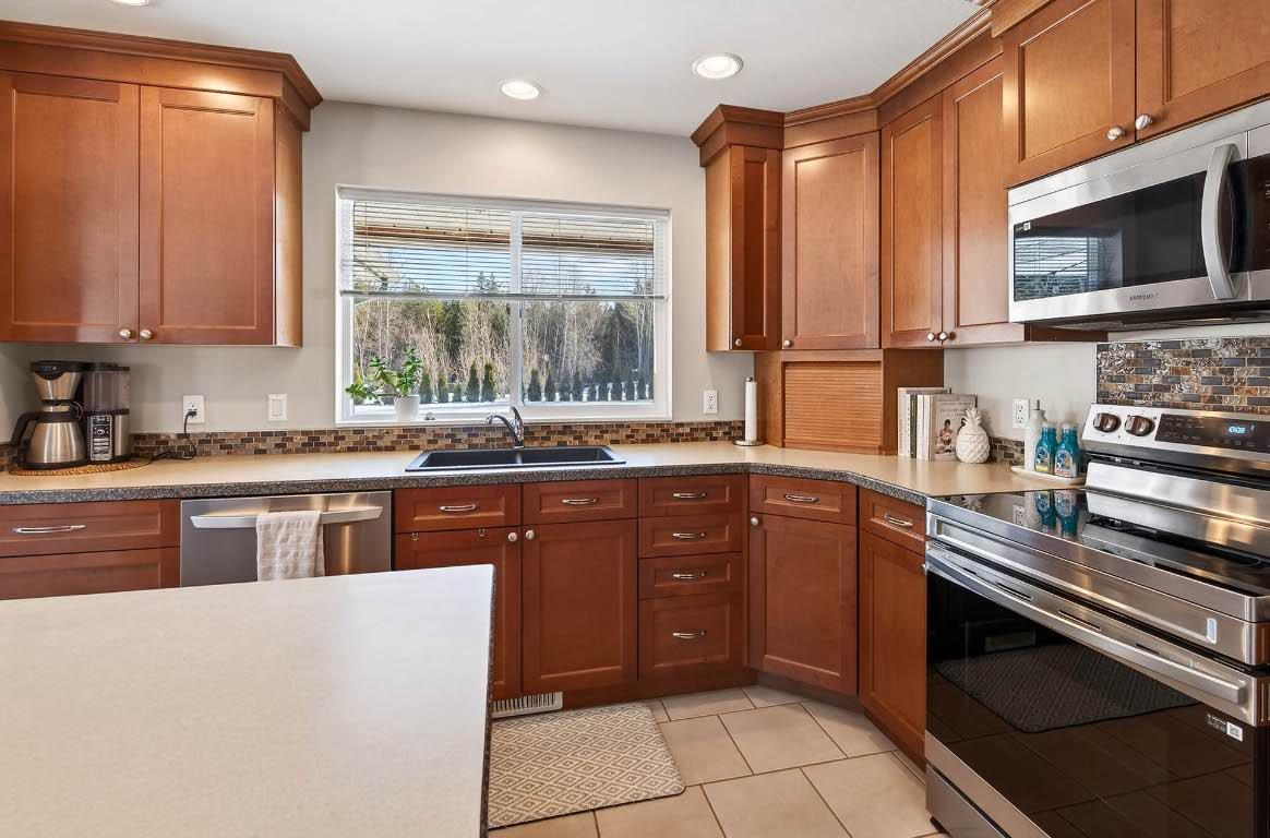 370 Wyndhaven Place, Clearwater, BC - Indoor Photo Showing Kitchen With Double Sink