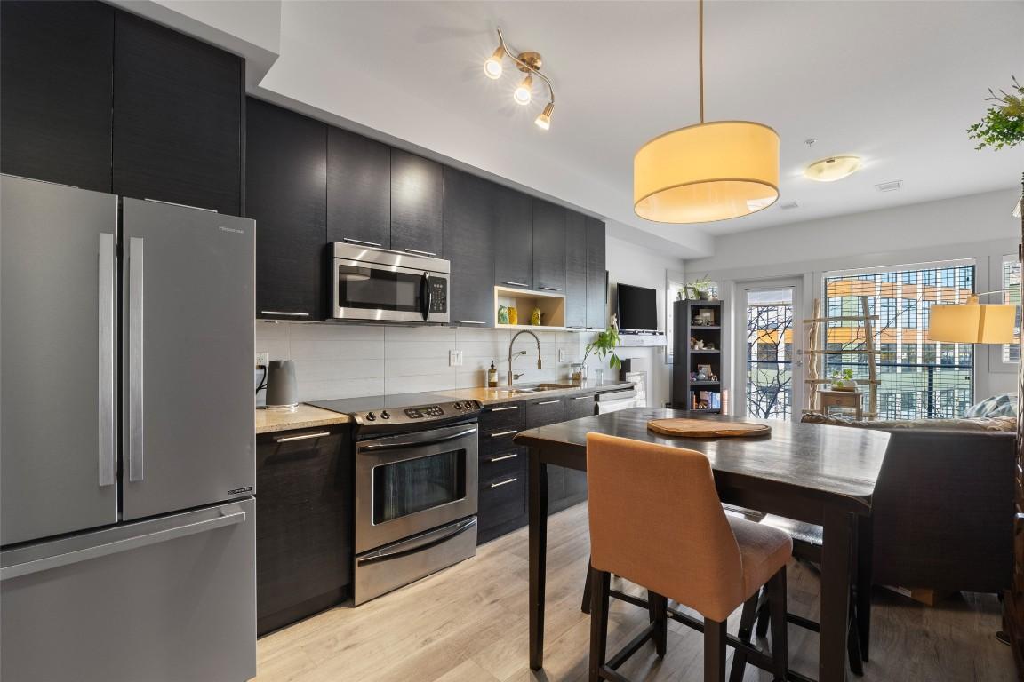 1306-1000 Talasa Way, Kamloops, BC - Indoor Photo Showing Kitchen With Upgraded Kitchen