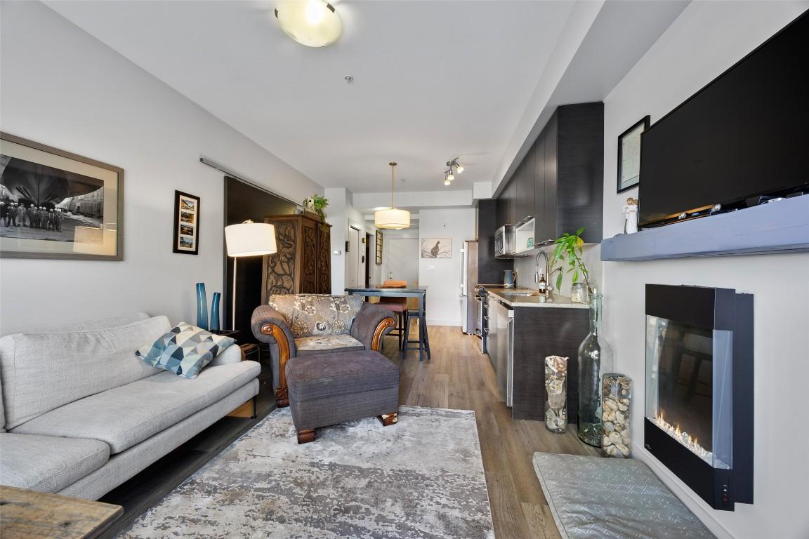 1306-1000 Talasa Way, Kamloops, BC - Indoor Photo Showing Living Room