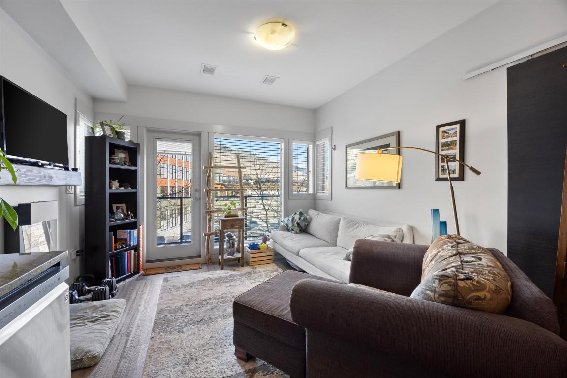 1306-1000 Talasa Way, Kamloops, BC - Indoor Photo Showing Living Room