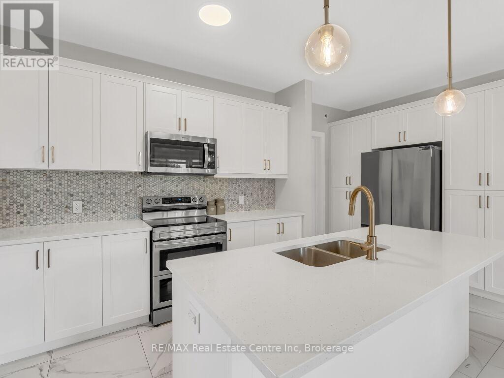 9 - 297 Whiting Street, Ingersoll (Ingersoll - South), ON - Indoor Photo Showing Kitchen With Double Sink With Upgraded Kitchen