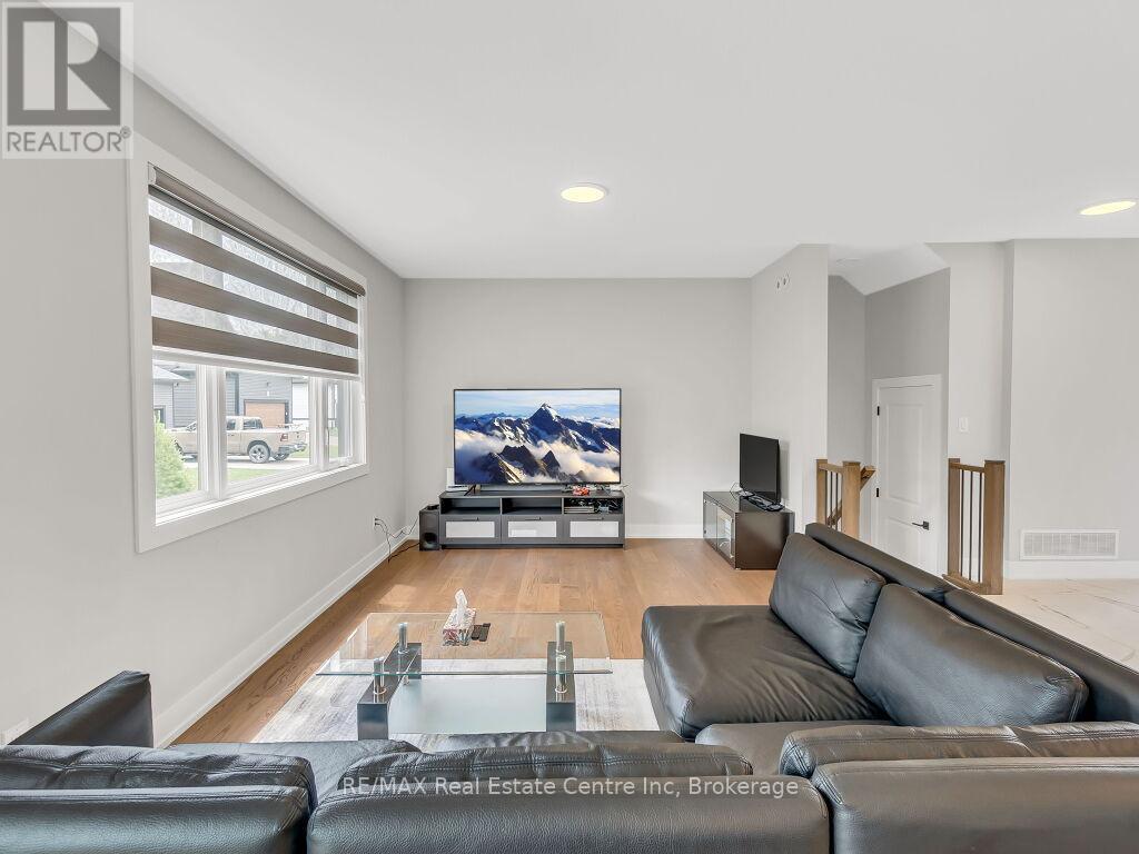 9 - 297 Whiting Street, Ingersoll (Ingersoll - South), ON - Indoor Photo Showing Living Room