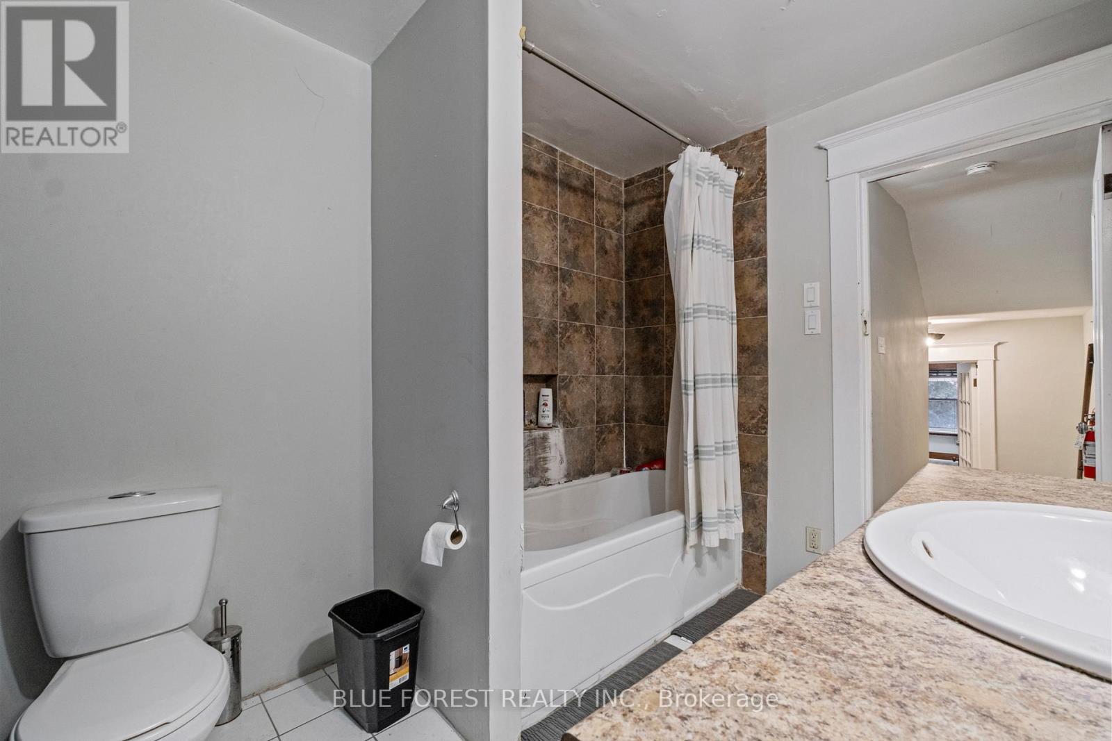 1026 Waterloo Street, London East (East B), ON - Indoor Photo Showing Bathroom