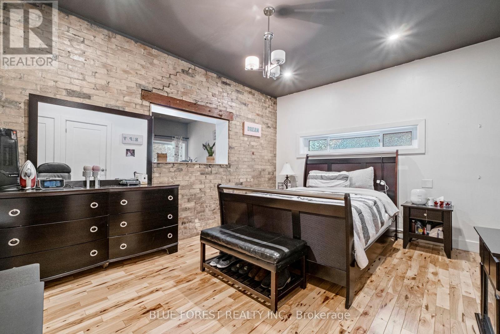 1026 Waterloo Street, London East (East B), ON - Indoor Photo Showing Bedroom