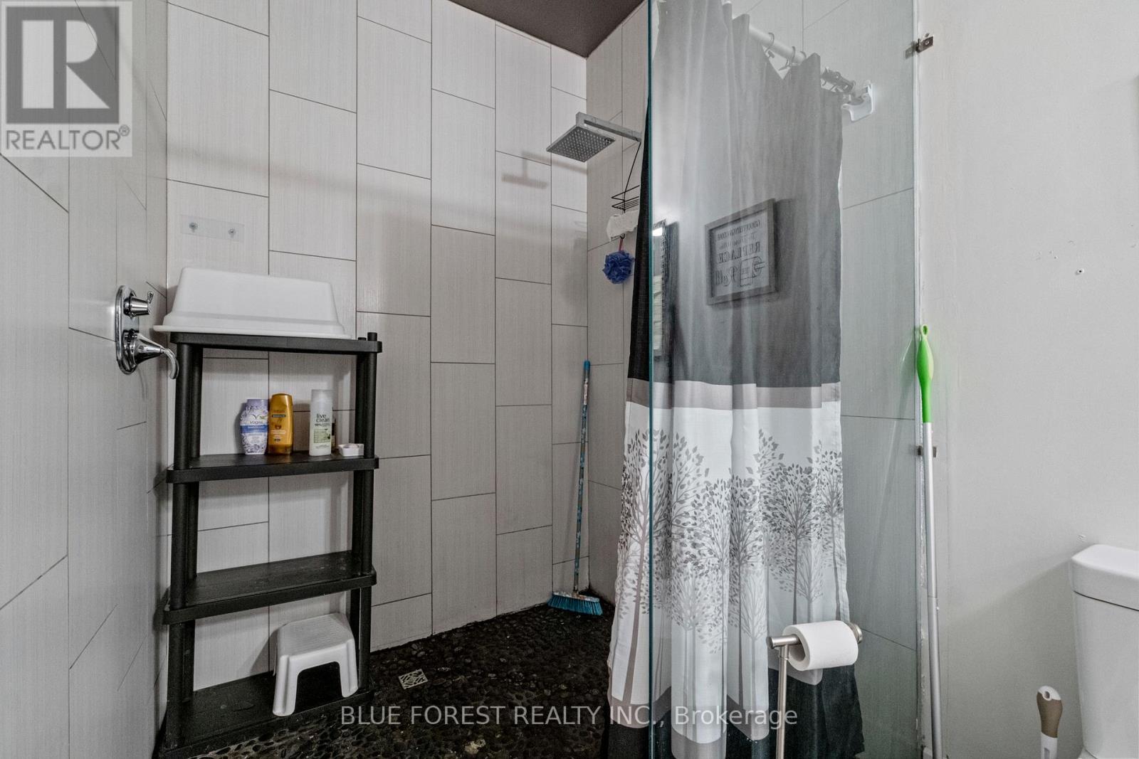 1026 Waterloo Street, London East (East B), ON - Indoor Photo Showing Bathroom
