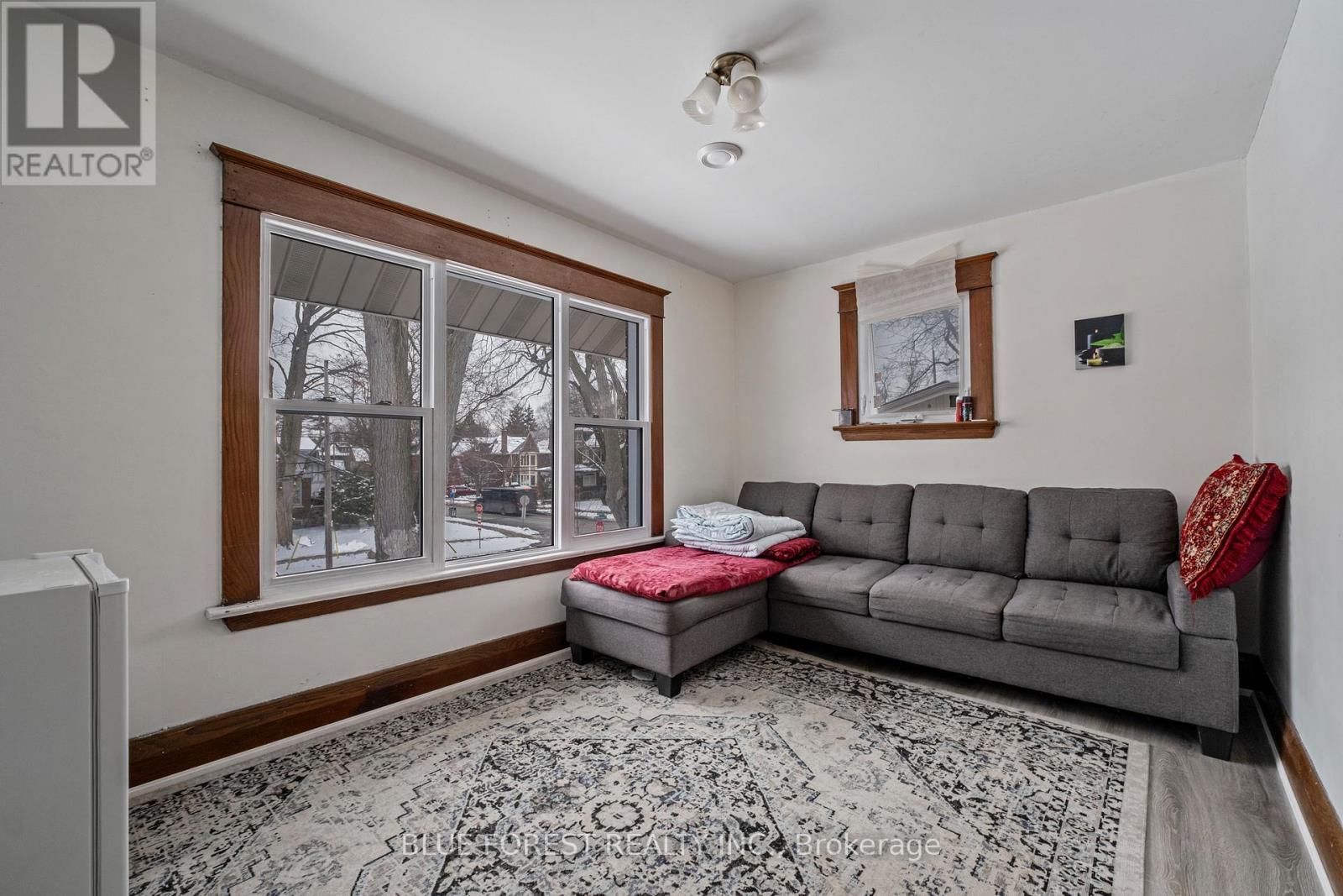 1026 Waterloo Street, London East (East B), ON - Indoor Photo Showing Living Room