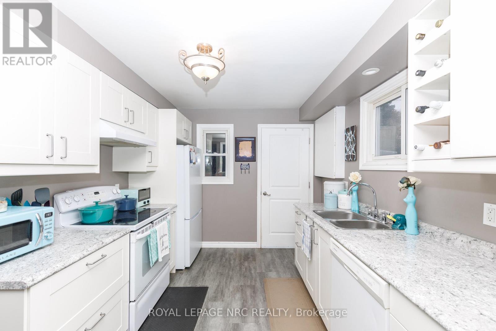 40 Shakespeare Avenue, St. Catharines (Haig), ON - Indoor Photo Showing Kitchen With Double Sink