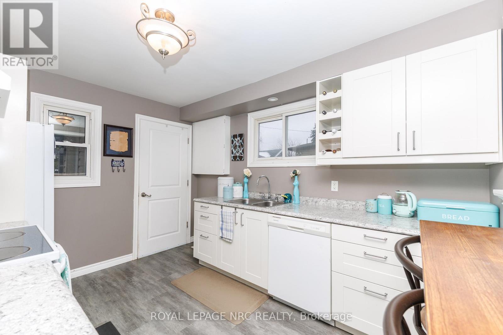 40 Shakespeare Avenue, St. Catharines (Haig), ON - Indoor Photo Showing Kitchen With Double Sink