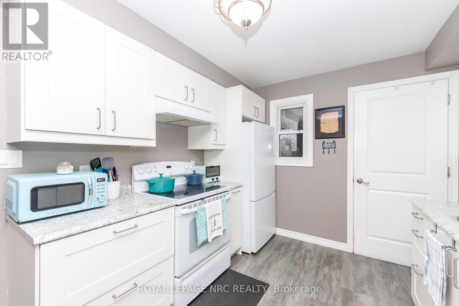 40 Shakespeare Avenue, St. Catharines (Haig), ON - Indoor Photo Showing Kitchen