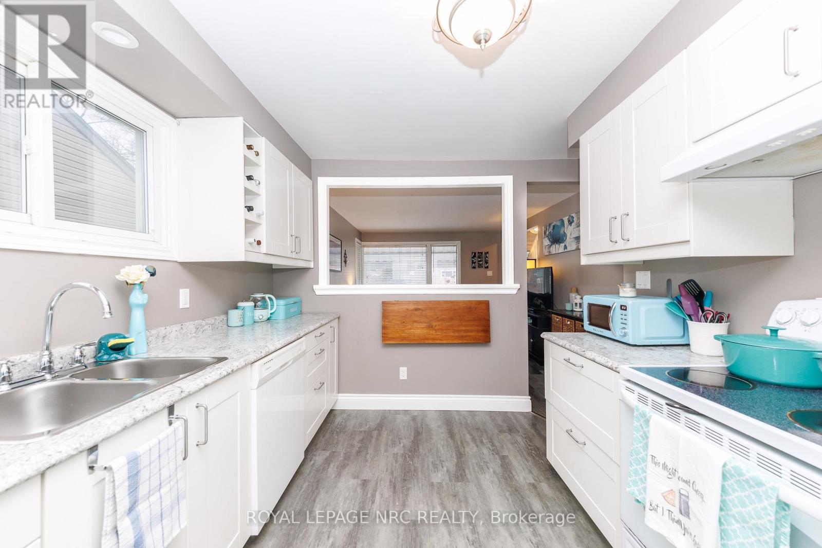 Breakfast Bar not in use - 40 Shakespeare Avenue, St. Catharines (Haig), ON - Indoor Photo Showing Kitchen With Double Sink