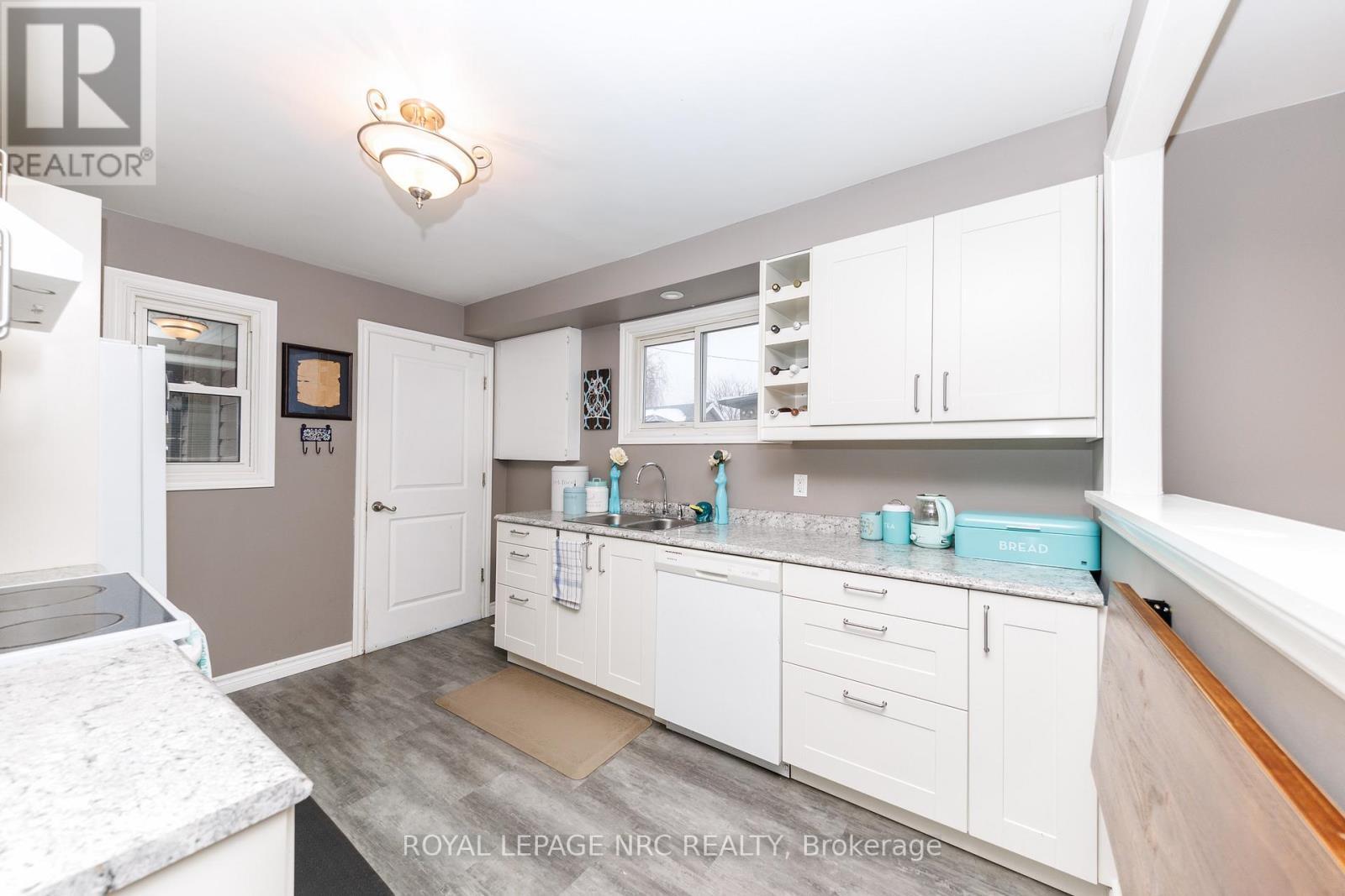 40 Shakespeare Avenue, St. Catharines (Haig), ON - Indoor Photo Showing Kitchen