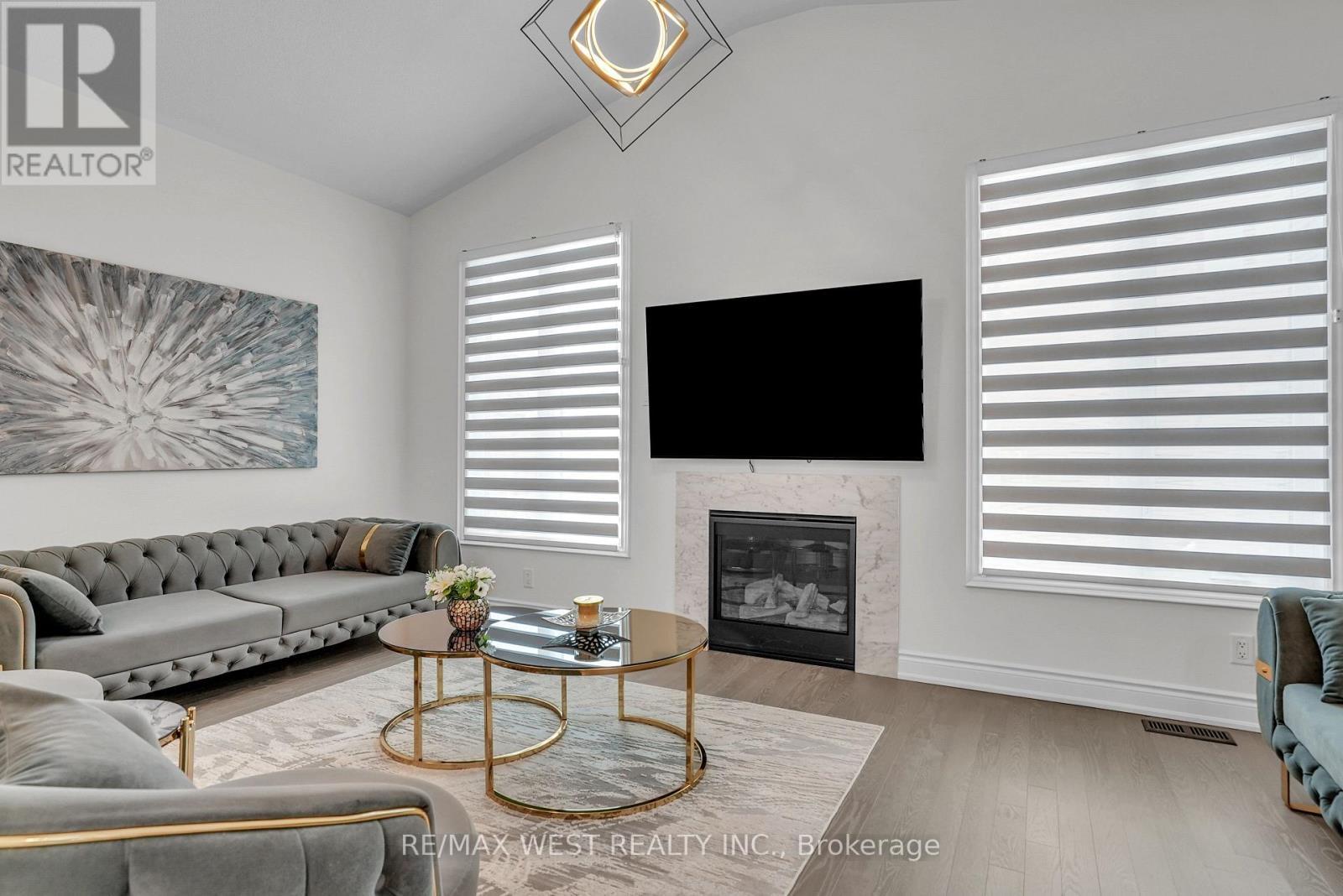 110 Scarlet Way, Bradford West Gwillimbury, ON - Indoor Photo Showing Living Room With Fireplace