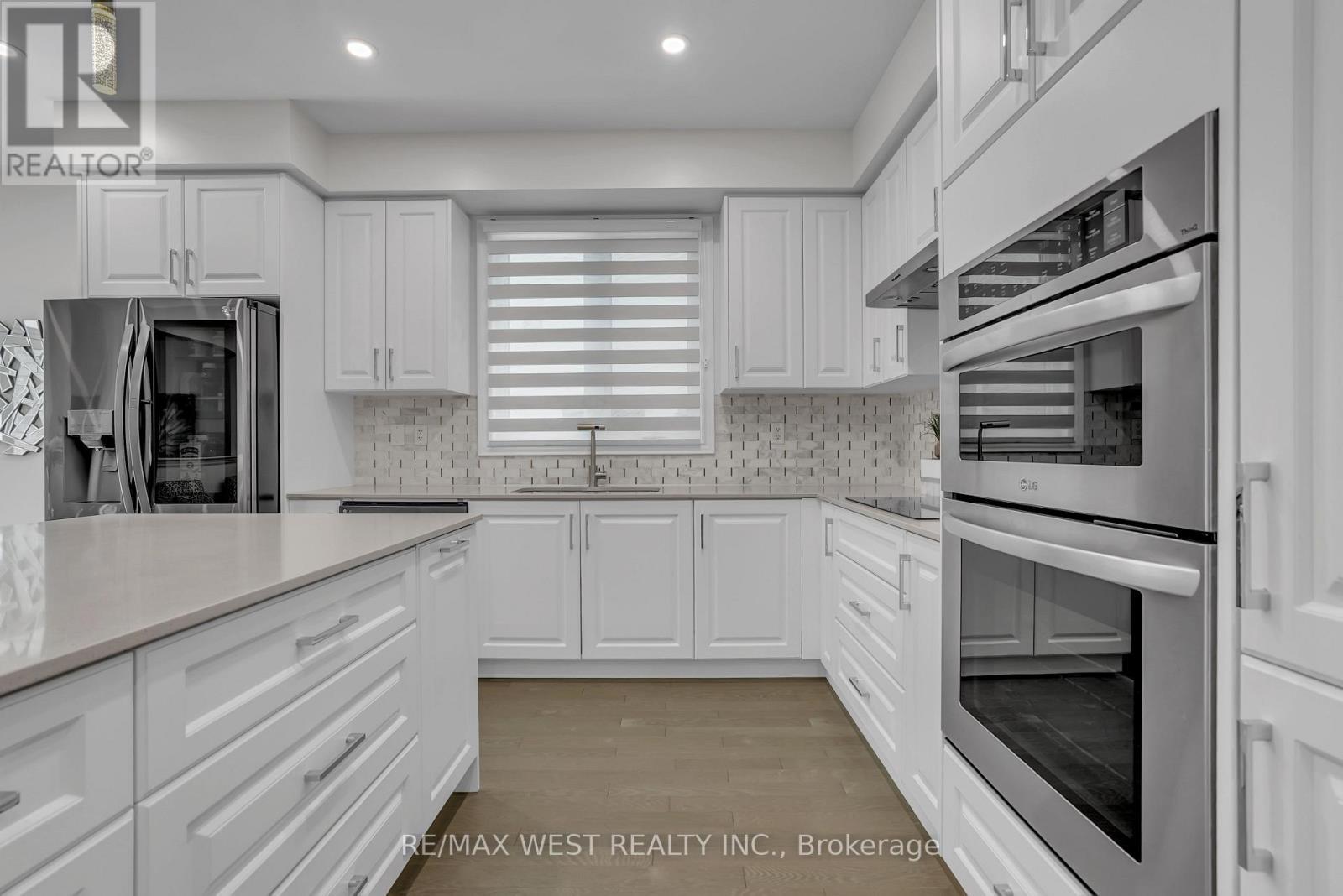 110 Scarlet Way, Bradford West Gwillimbury, ON - Indoor Photo Showing Kitchen With Upgraded Kitchen