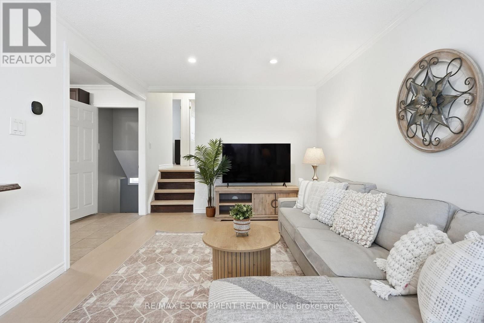 8 Elmore Drive N, Hamilton, ON - Indoor Photo Showing Living Room