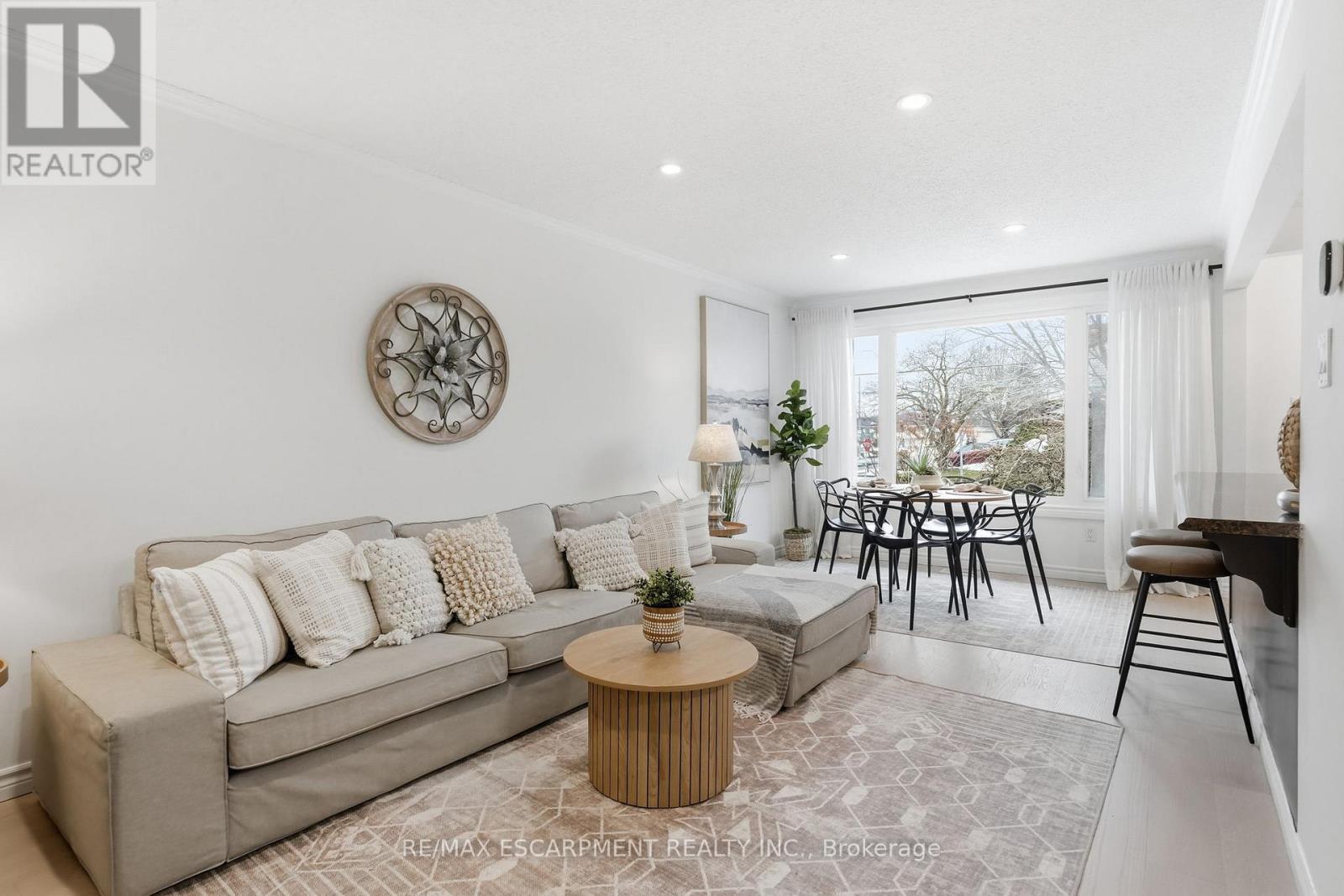 8 Elmore Drive N, Hamilton, ON - Indoor Photo Showing Living Room