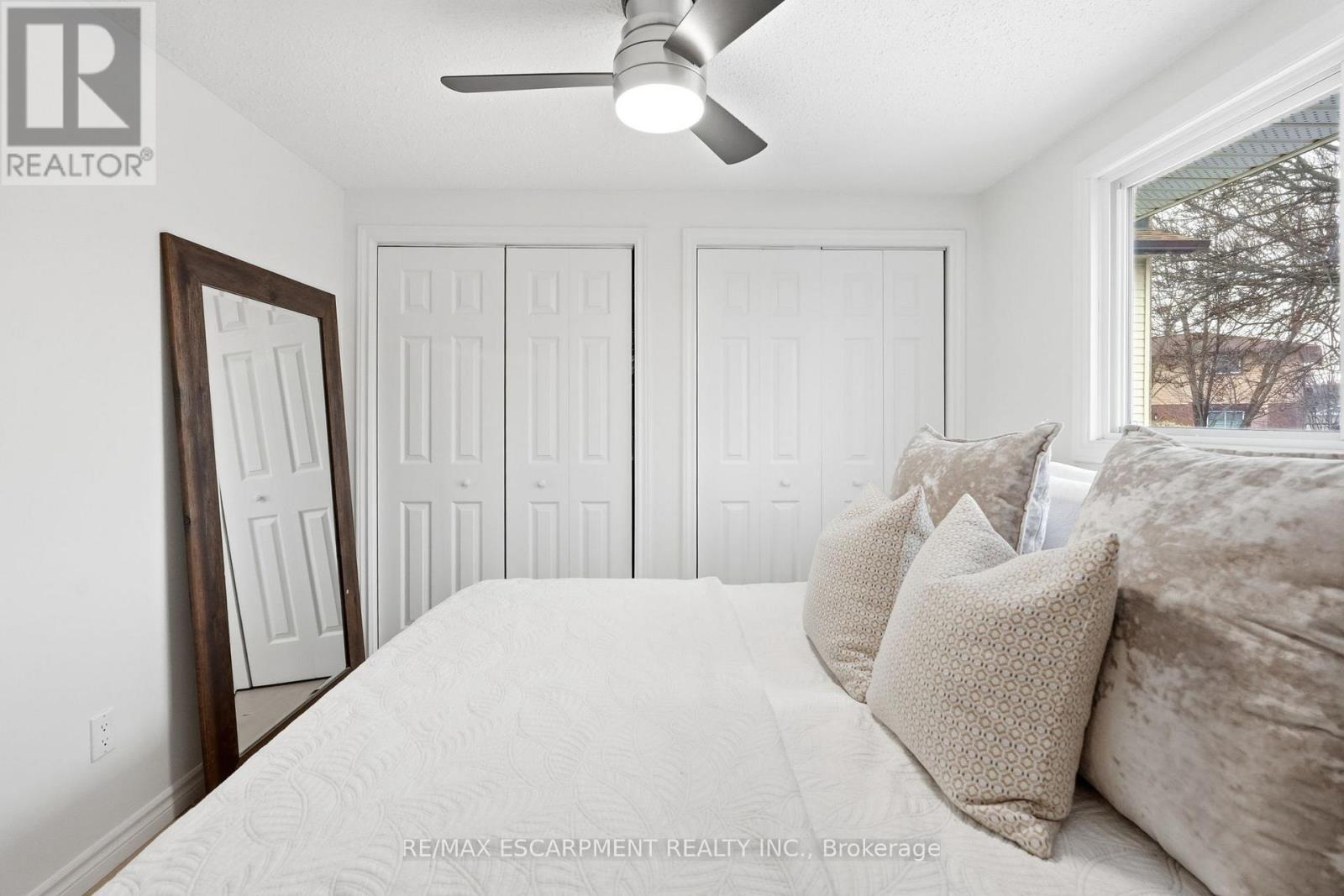 8 Elmore Drive N, Hamilton, ON - Indoor Photo Showing Bedroom