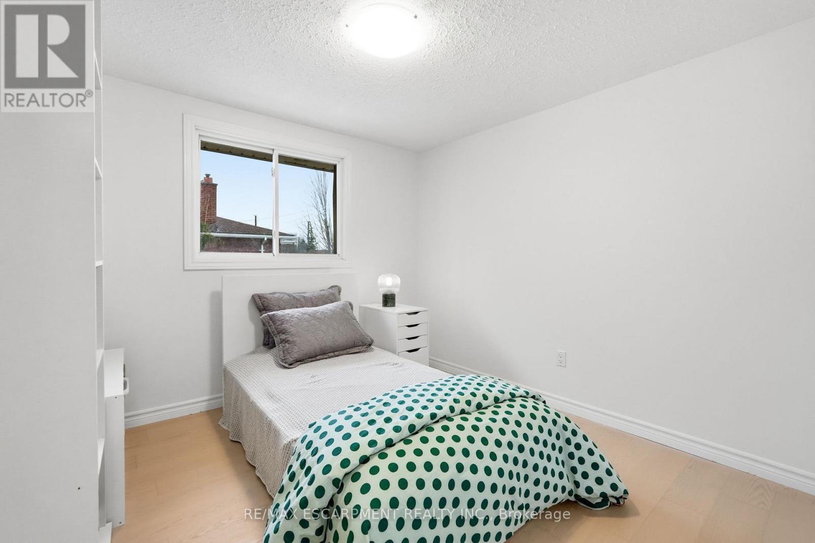8 Elmore Drive N, Hamilton, ON - Indoor Photo Showing Bedroom