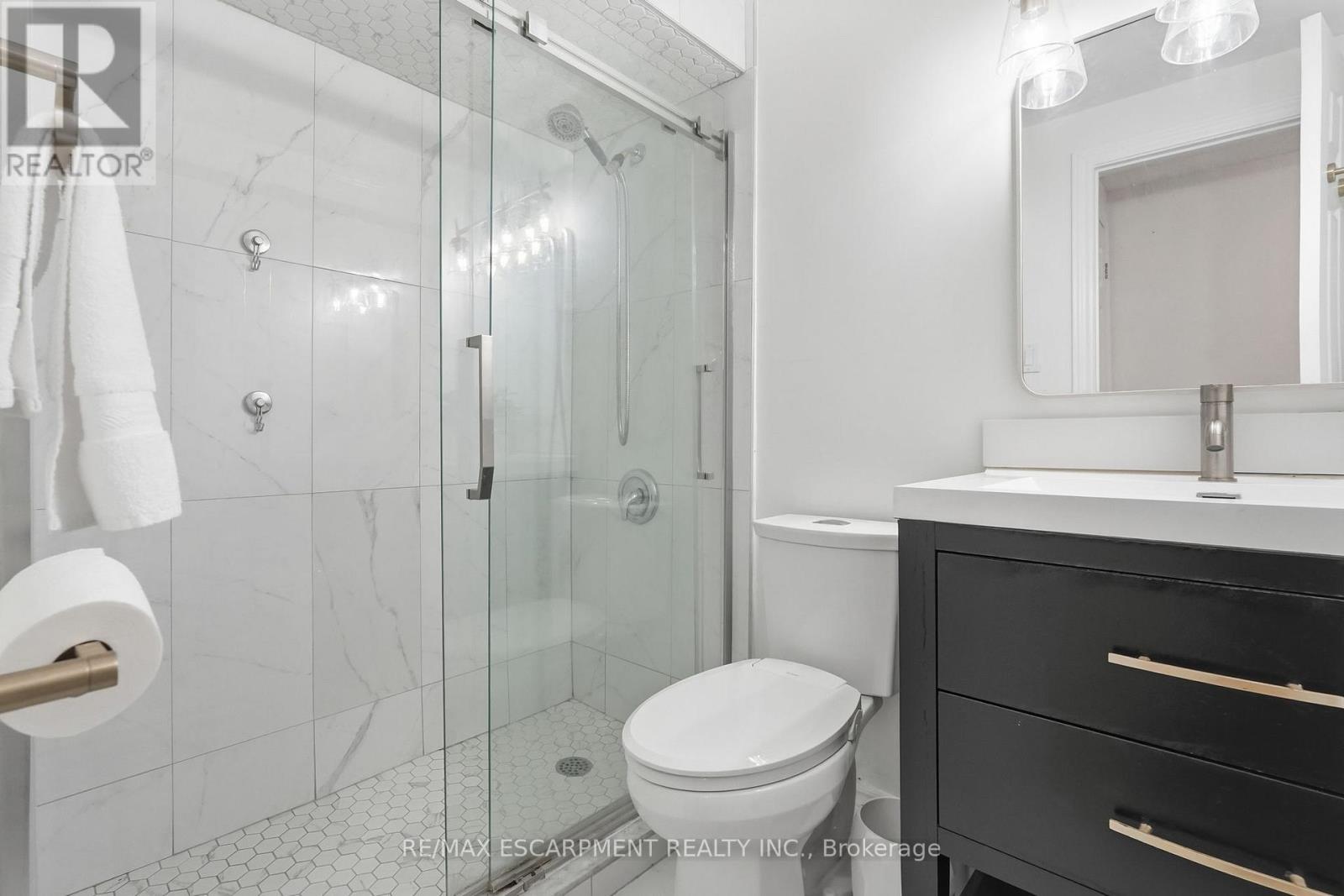 8 Elmore Drive N, Hamilton, ON - Indoor Photo Showing Bathroom