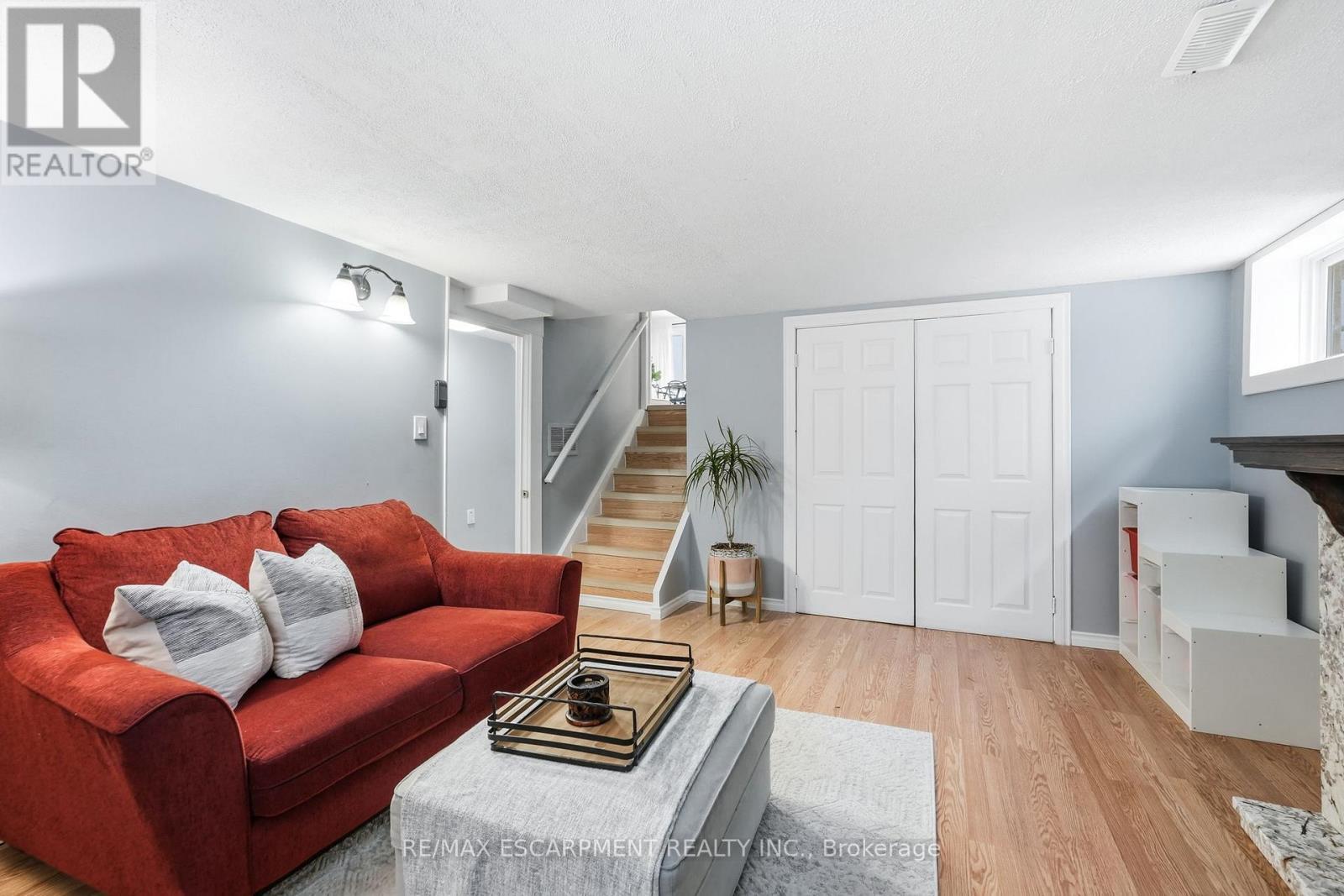 8 Elmore Drive N, Hamilton, ON - Indoor Photo Showing Living Room