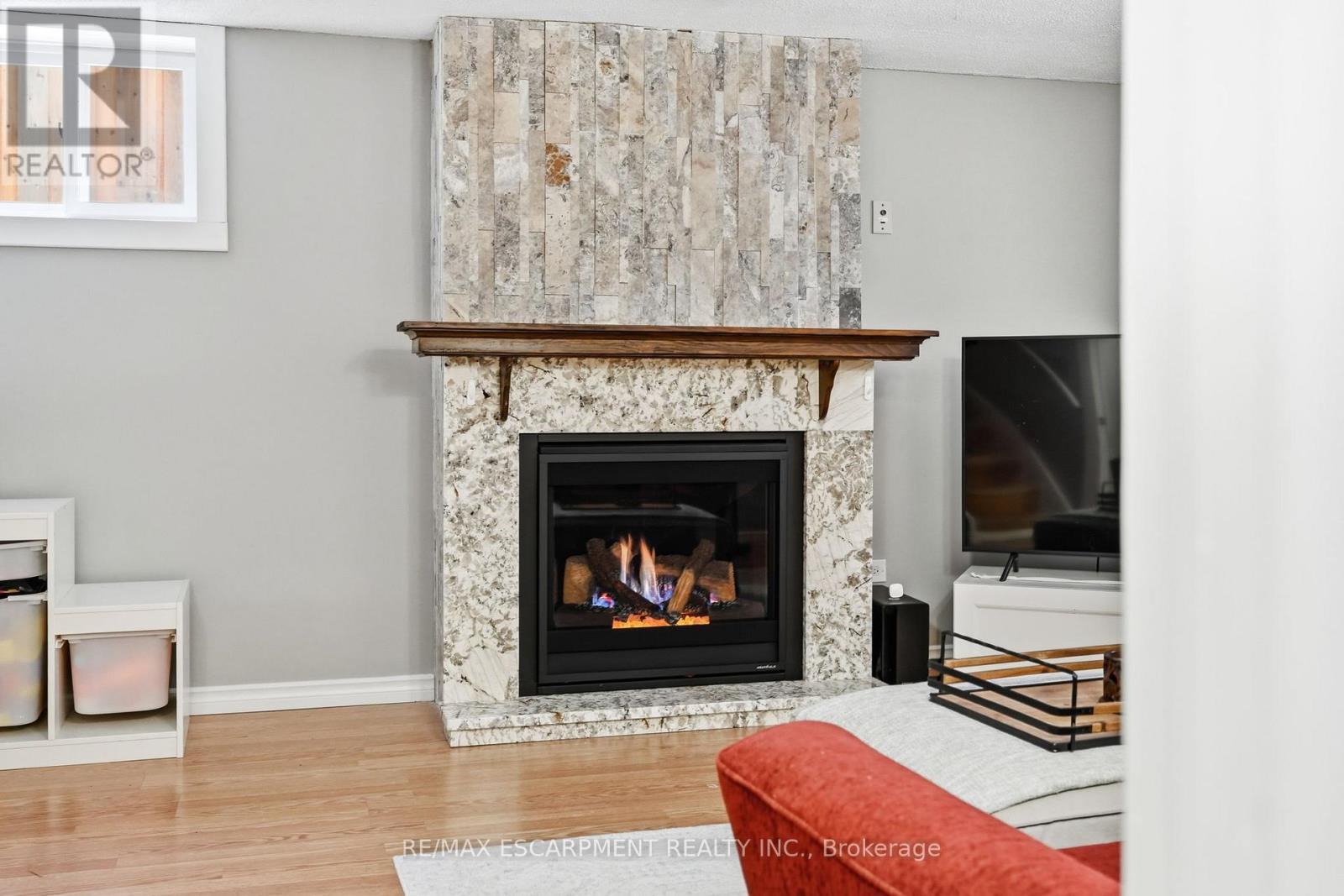 8 Elmore Drive N, Hamilton, ON - Indoor Photo Showing Living Room With Fireplace