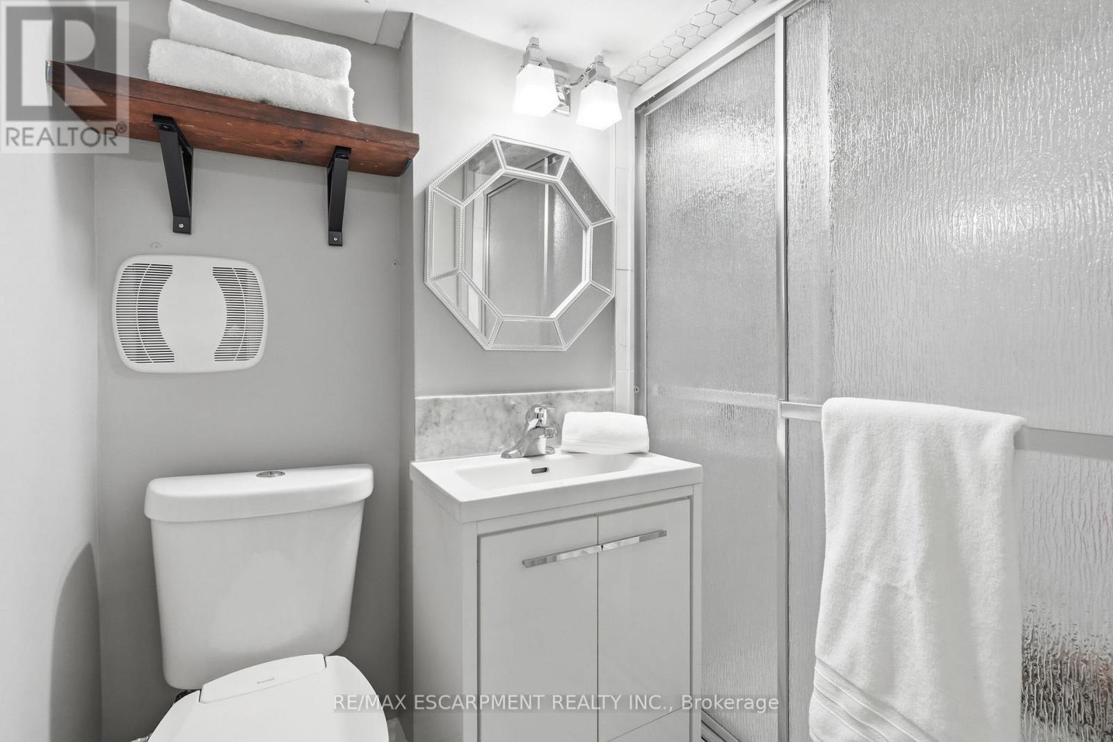 8 Elmore Drive N, Hamilton, ON - Indoor Photo Showing Bathroom