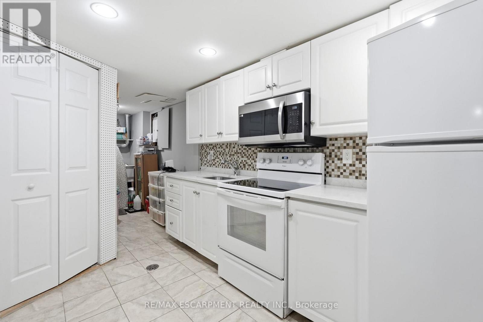 8 Elmore Drive N, Hamilton, ON - Indoor Photo Showing Kitchen