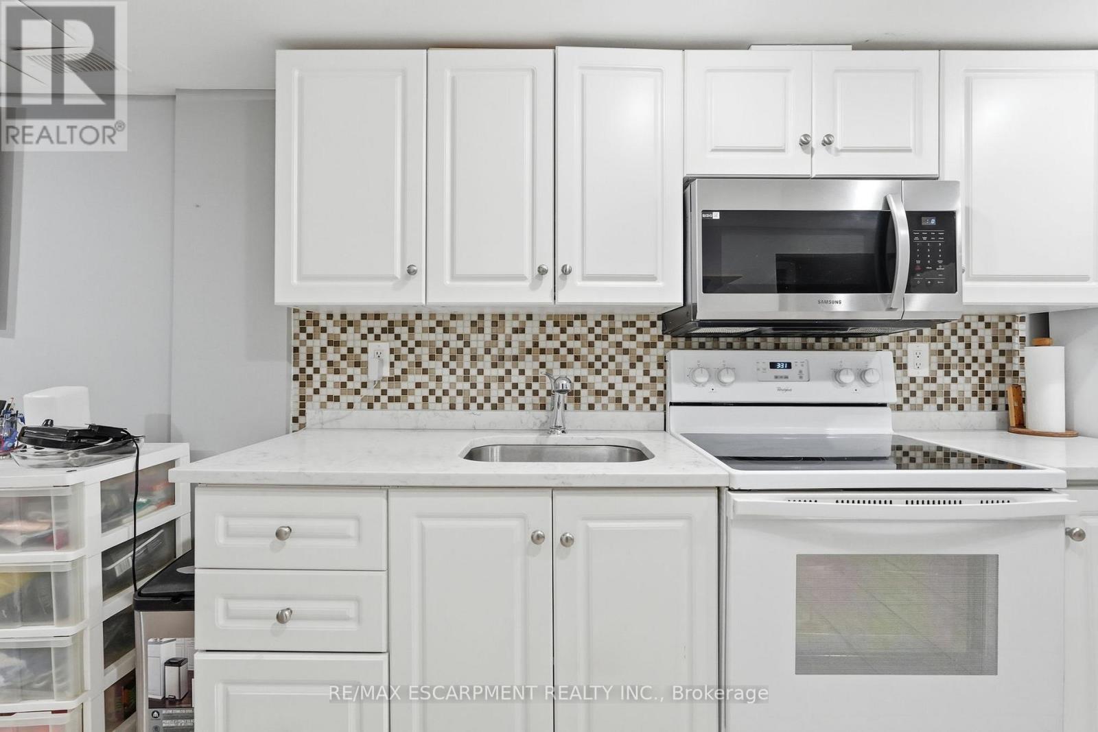 8 Elmore Drive N, Hamilton, ON - Indoor Photo Showing Kitchen