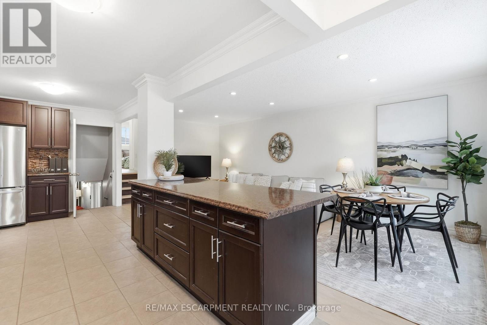 8 Elmore Drive N, Hamilton, ON - Indoor