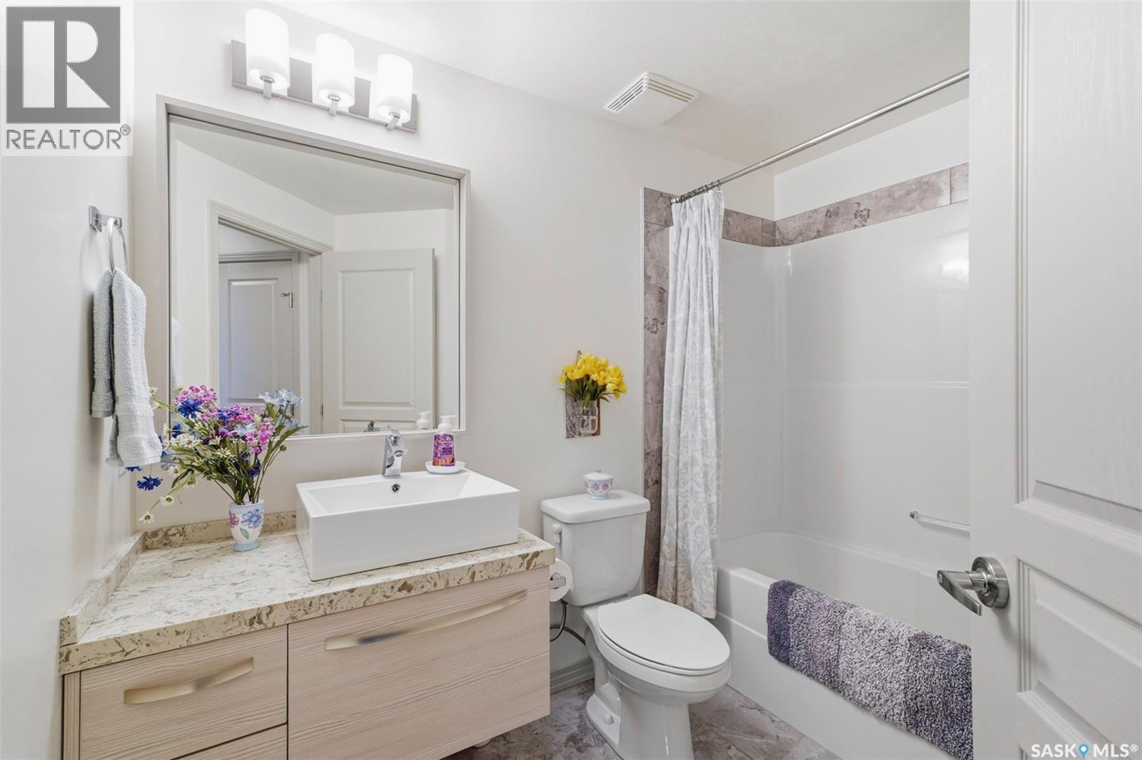 213 223 Evergreen Square, Saskatoon, SK - Indoor Photo Showing Bathroom