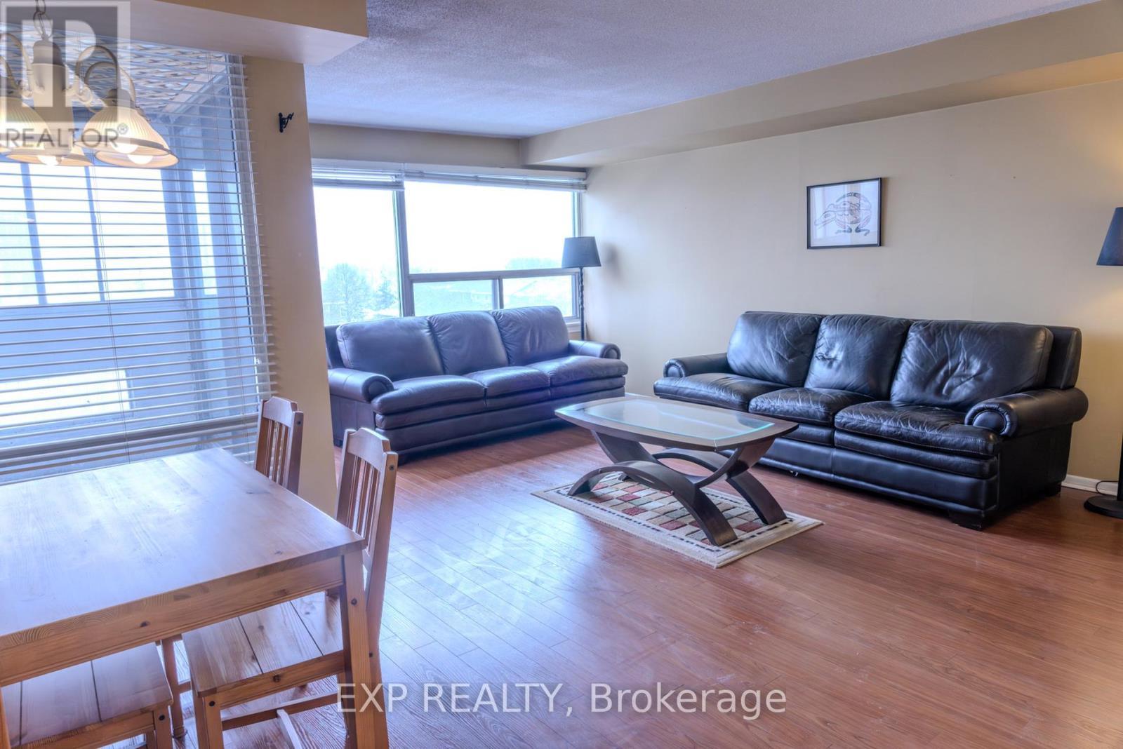 608 - 475 The West Mall, Toronto (Etobicoke West Mall), ON - Indoor Photo Showing Living Room