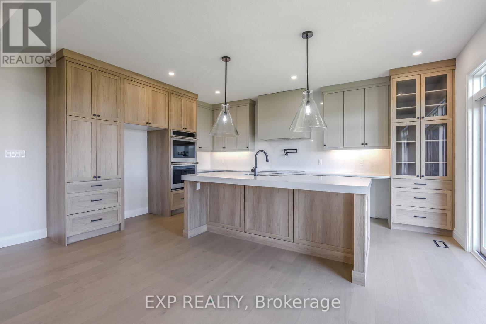 1604 Vandusen Court, London North (North C), ON - Indoor Photo Showing Kitchen With Upgraded Kitchen