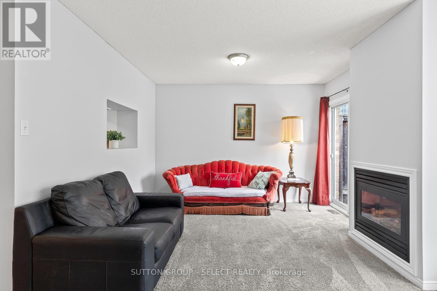 43 - 9 Ailsa Place, London South (South J), ON - Indoor Photo Showing Living Room With Fireplace