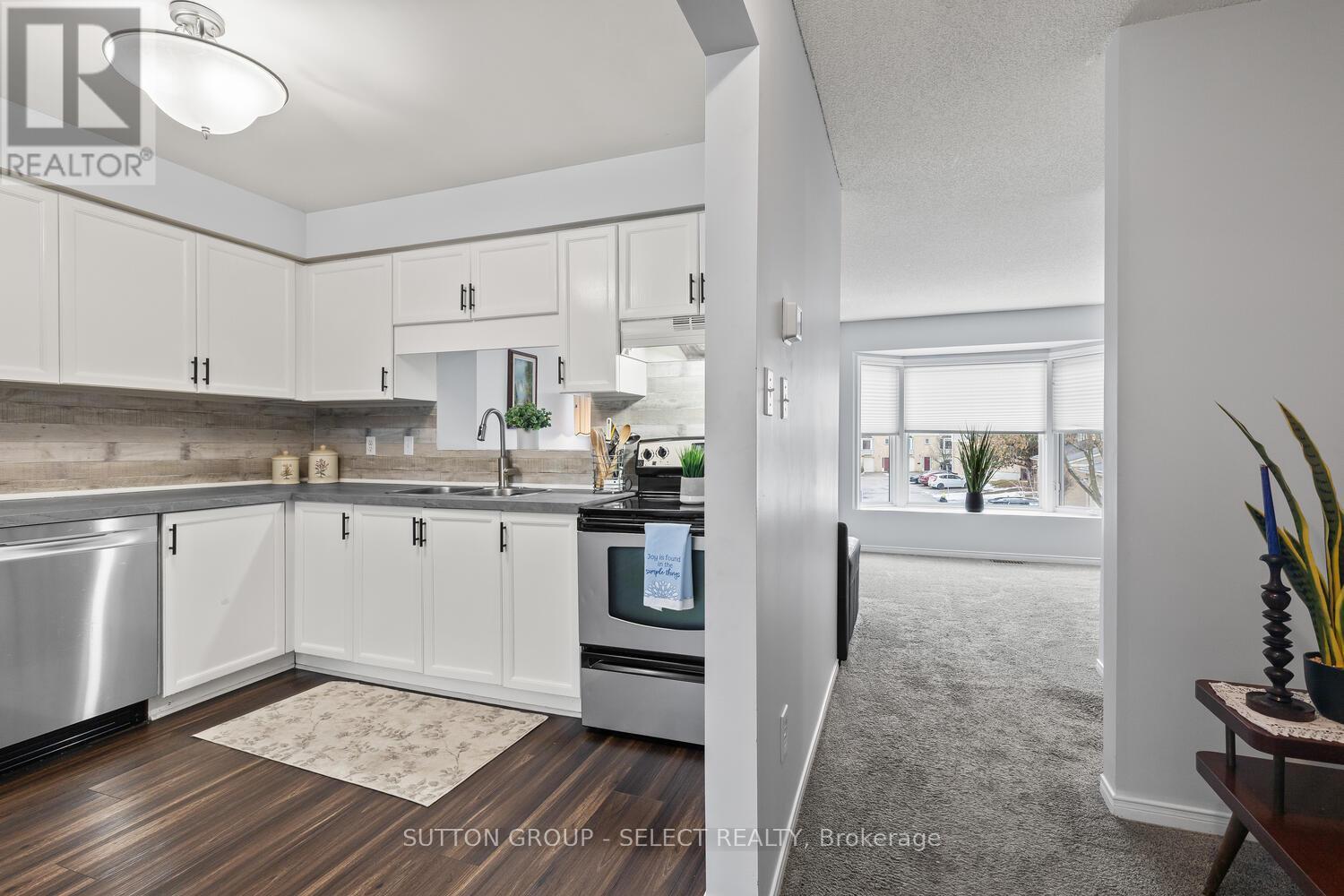 43 - 9 Ailsa Place, London South (South J), ON - Indoor Photo Showing Kitchen With Double Sink