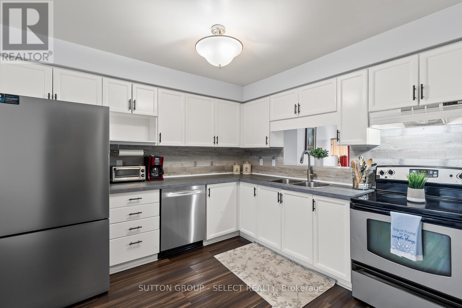 43 - 9 Ailsa Place, London South (South J), ON - Indoor Photo Showing Kitchen With Double Sink