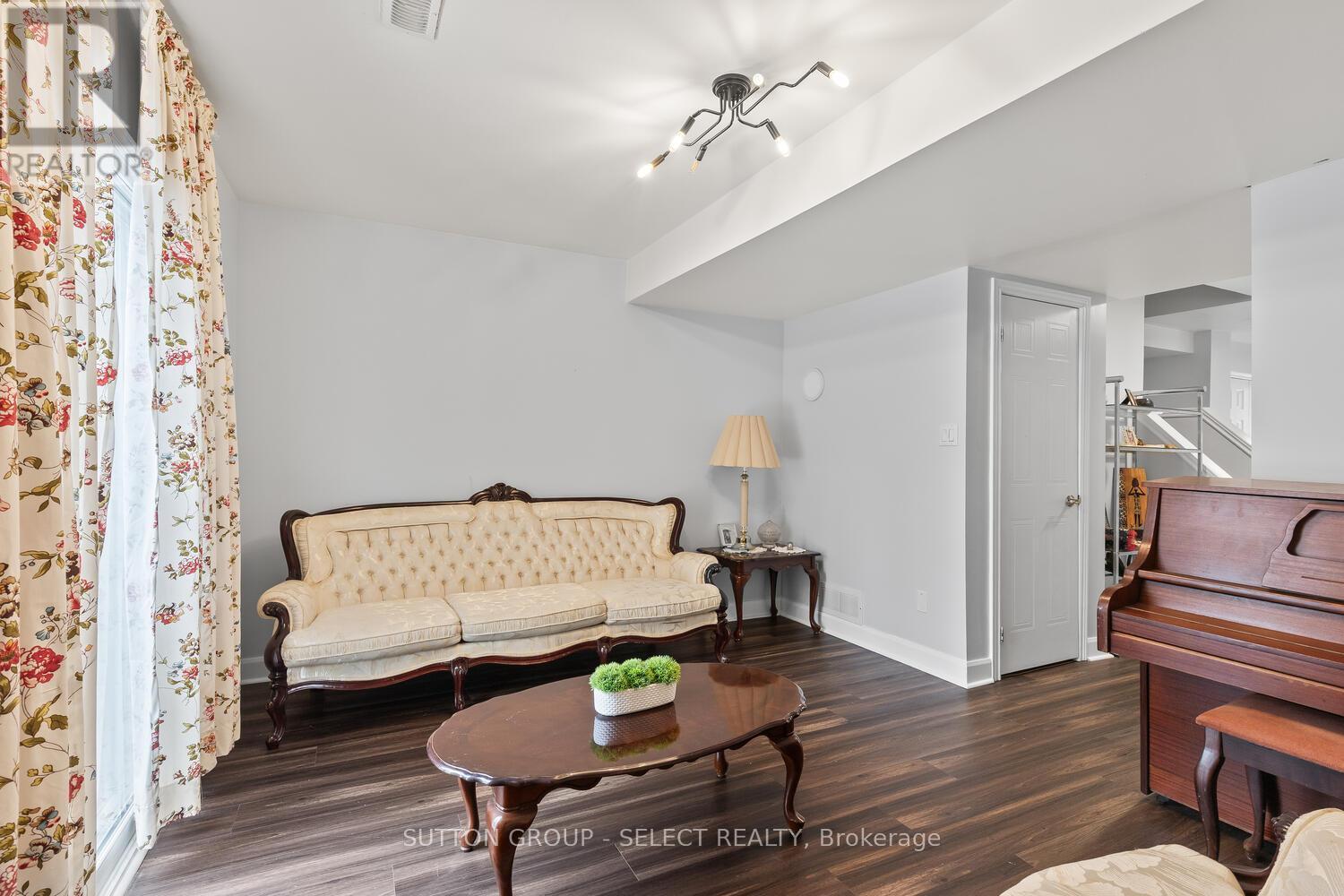 43 - 9 Ailsa Place, London South (South J), ON - Indoor Photo Showing Living Room