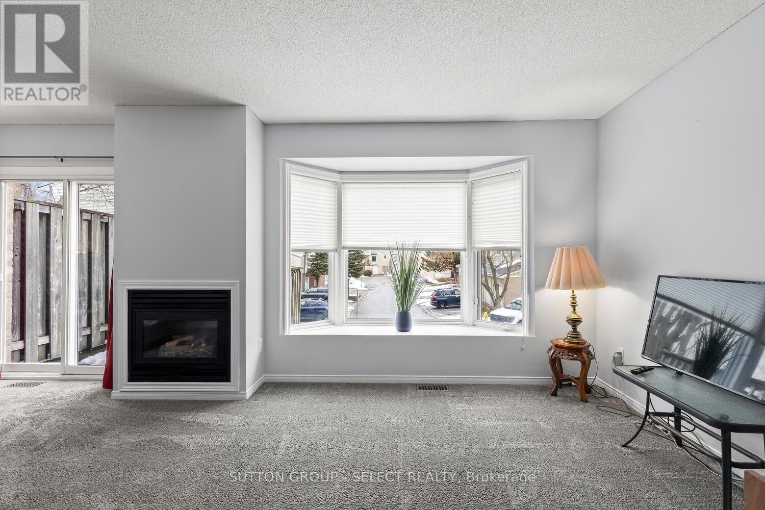 43 - 9 Ailsa Place, London South (South J), ON - Indoor Photo Showing Other Room With Fireplace