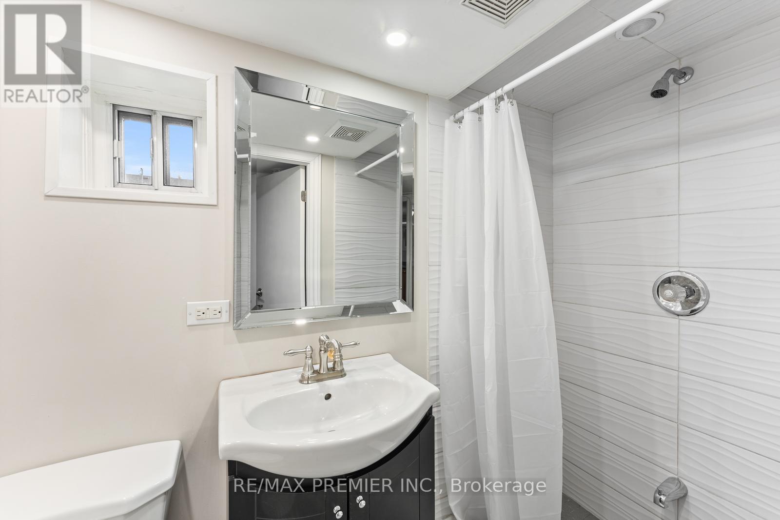 1013 Briar Hill Avenue, Toronto, ON - Indoor Photo Showing Bathroom