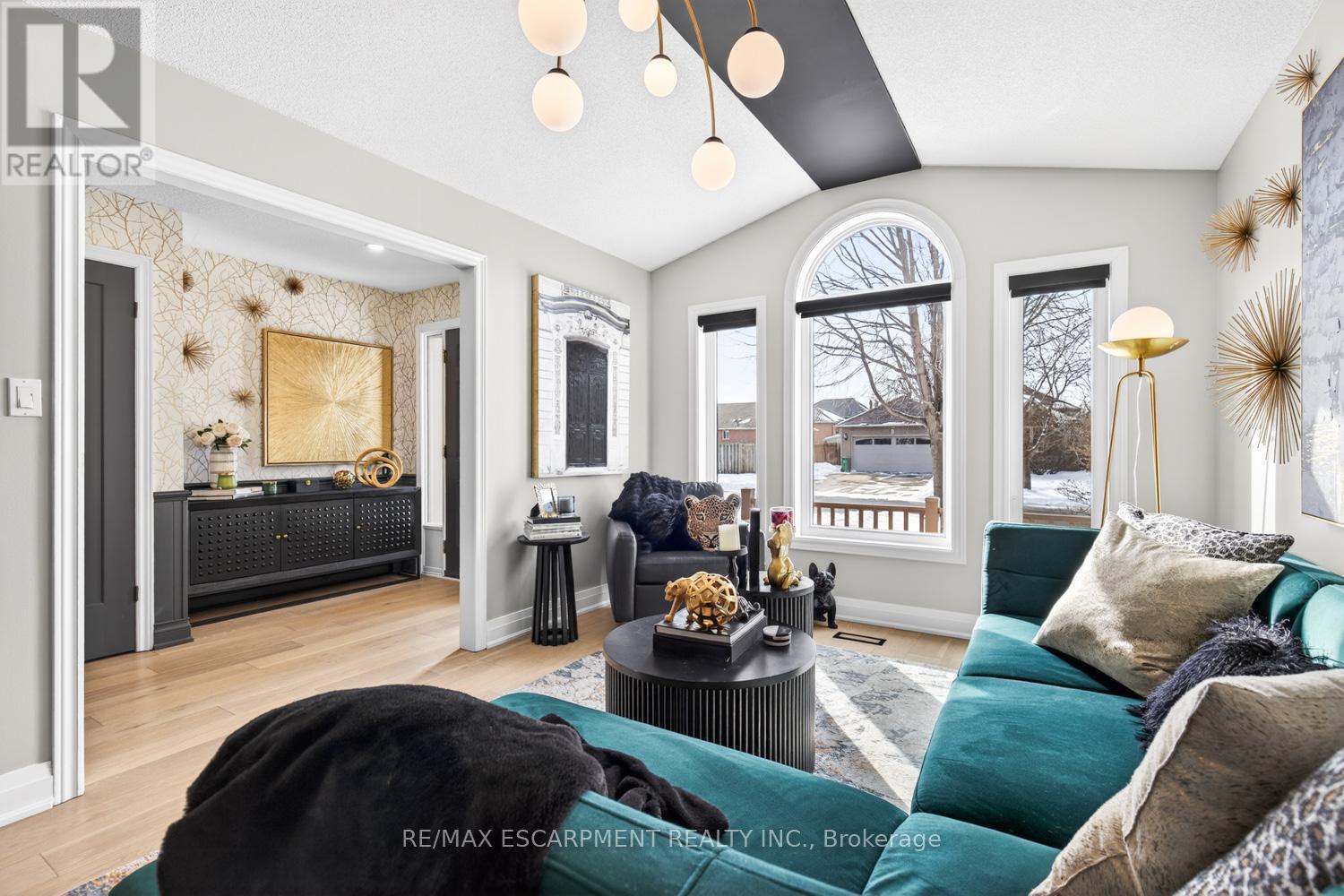 7 Waterside Drive, Hamilton, ON - Indoor Photo Showing Living Room