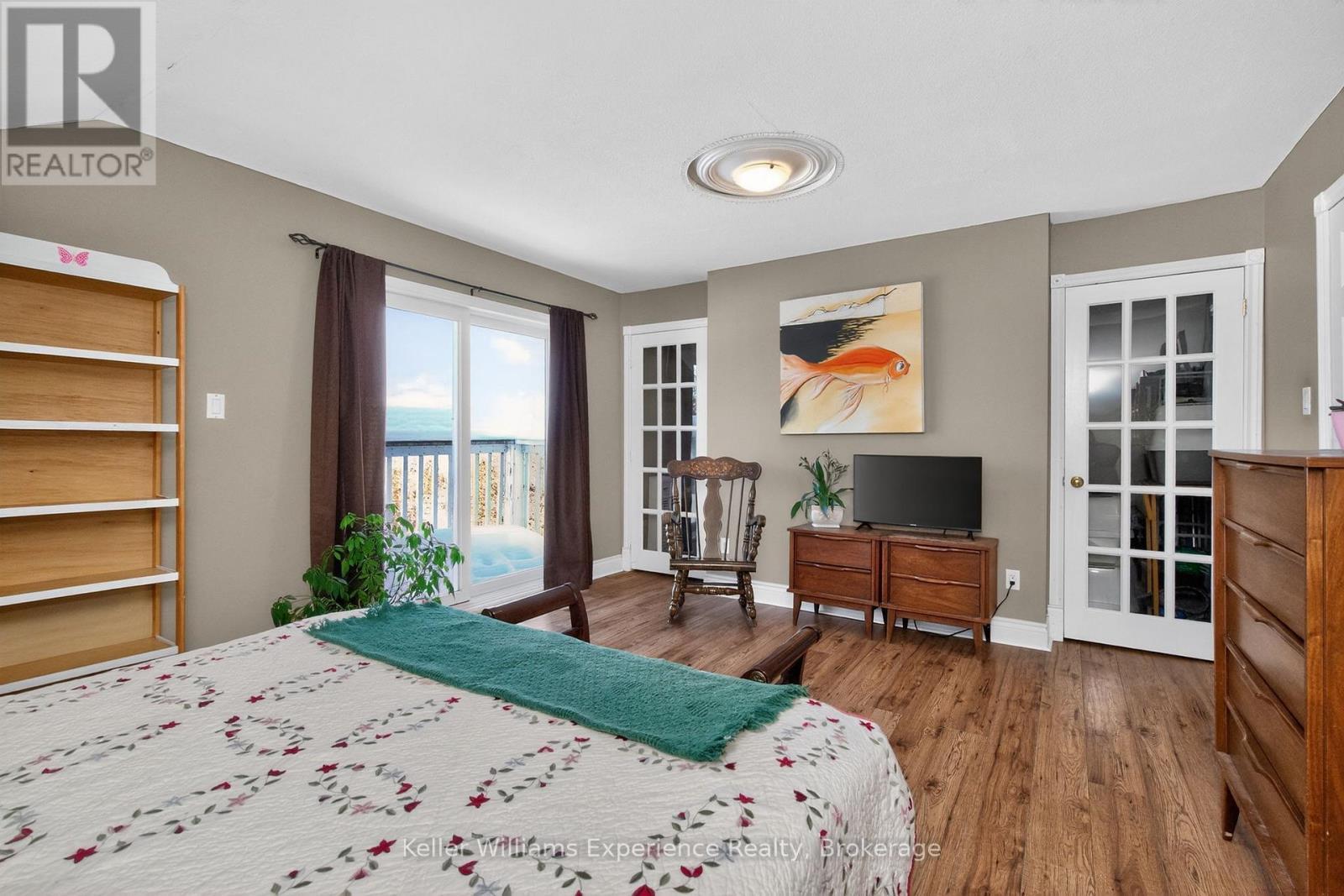 107 Pine Street, Tay (Waubaushene), ON - Indoor Photo Showing Bedroom