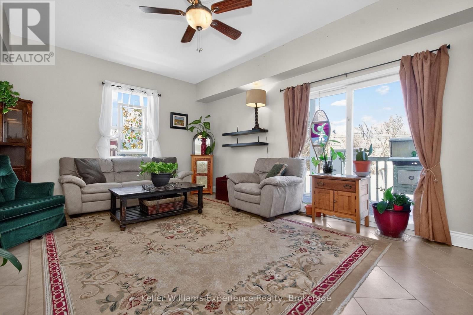 107 Pine Street, Tay (Waubaushene), ON - Indoor Photo Showing Living Room