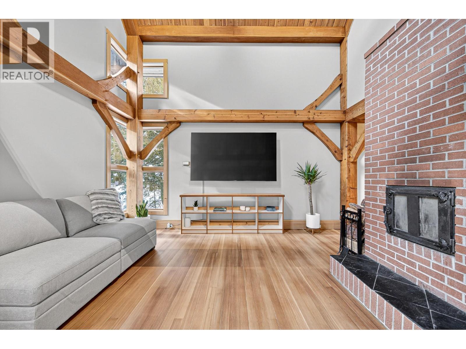 4546 Timberline Crescent, Fernie, BC - Indoor Photo Showing Living Room With Fireplace