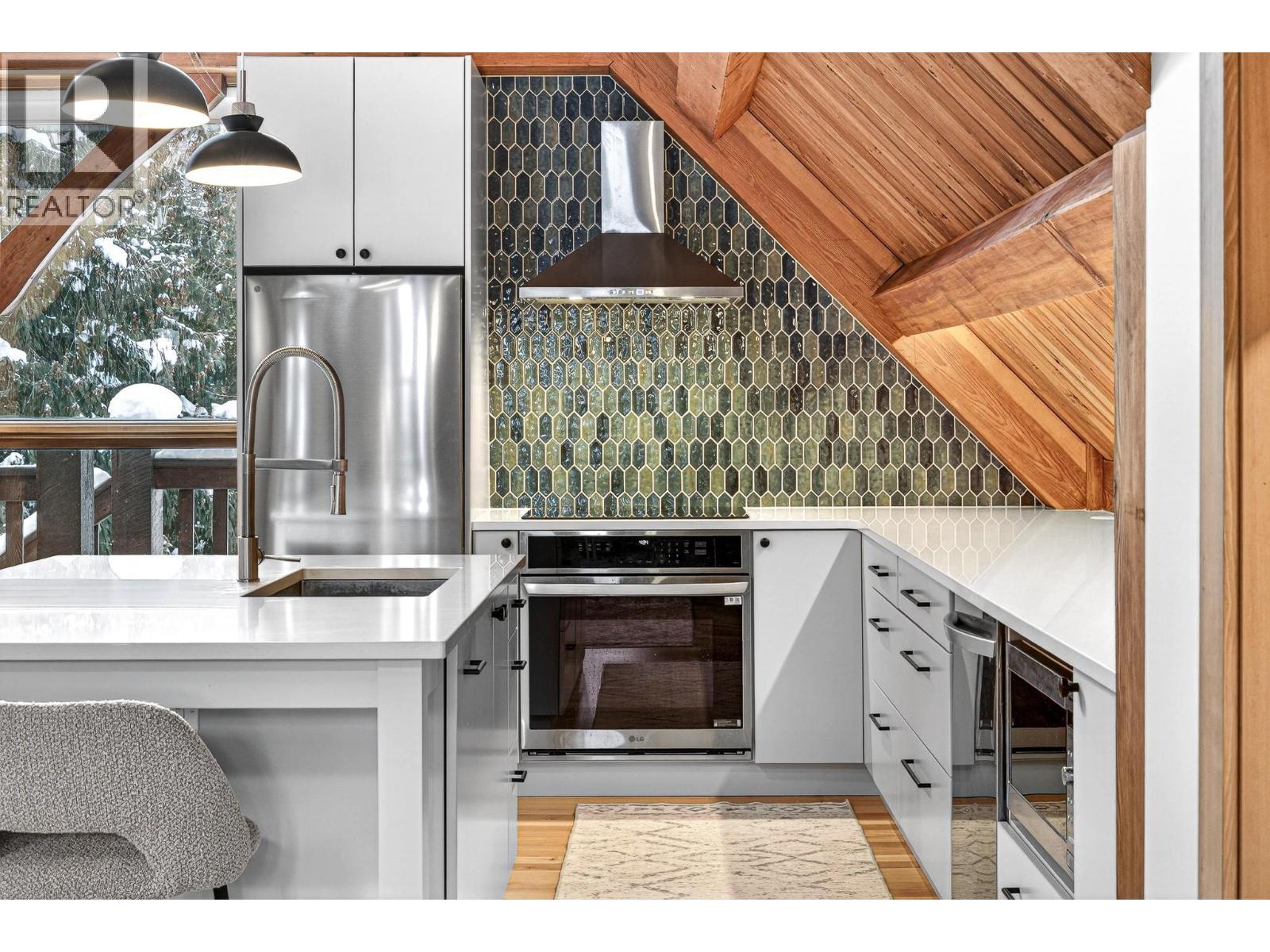 4546 Timberline Crescent, Fernie, BC - Indoor Photo Showing Kitchen With Upgraded Kitchen