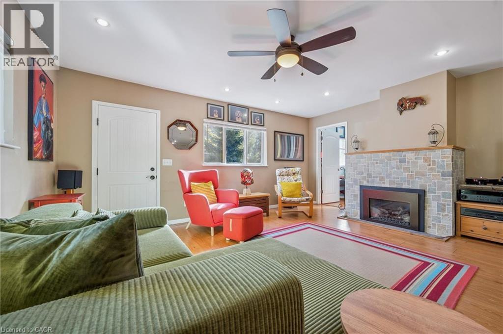 32 Holly Trail, Puslinch, ON - Indoor Photo Showing Living Room With Fireplace