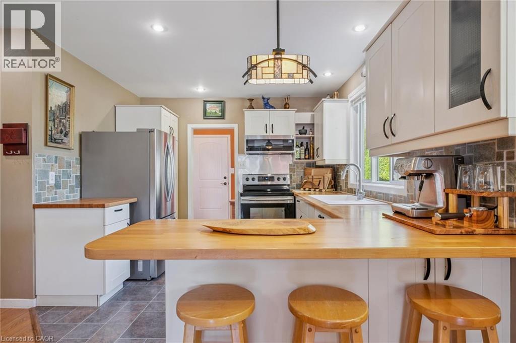 32 Holly Trail, Puslinch, ON - Indoor Photo Showing Kitchen