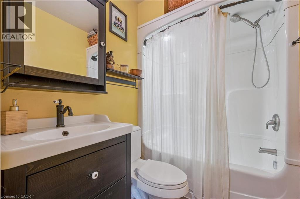 32 Holly Trail, Puslinch, ON - Indoor Photo Showing Bathroom